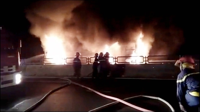 Phú Yên: Xe giường nằm cháy ngùn ngụt trên Quốc lộ 1A