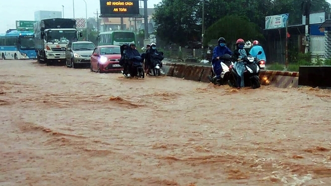 Quốc lộ 1 ngập sâu trong mưa, xe cộ ùn ứ ở Đồng Nai