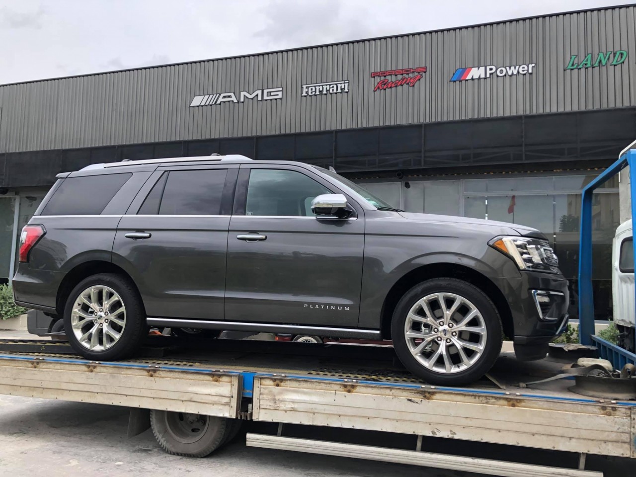 khung long ford expedition dau tien co mat tai viet nam