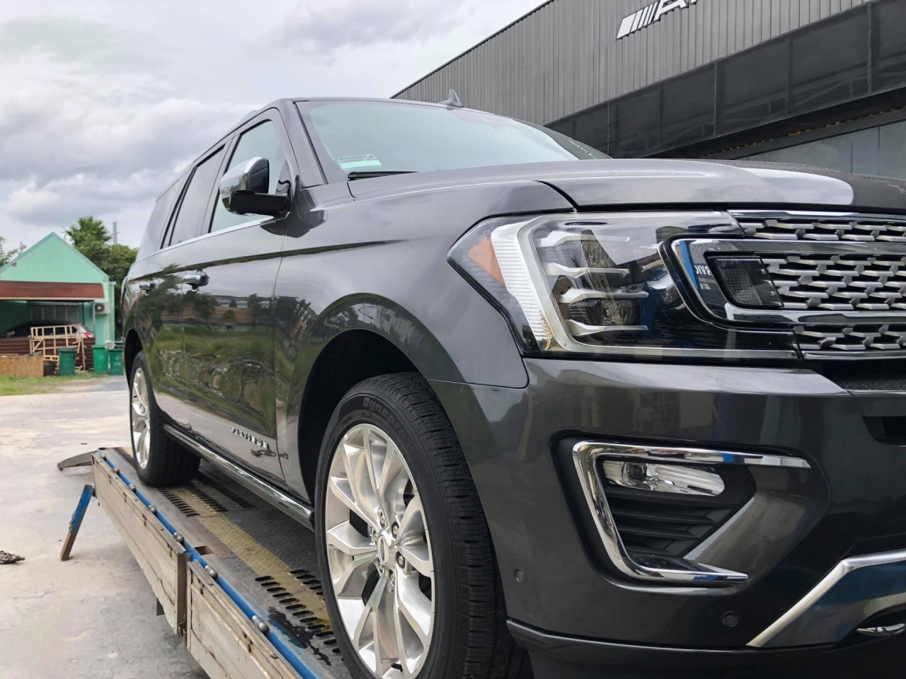 khung long ford expedition dau tien co mat tai viet nam