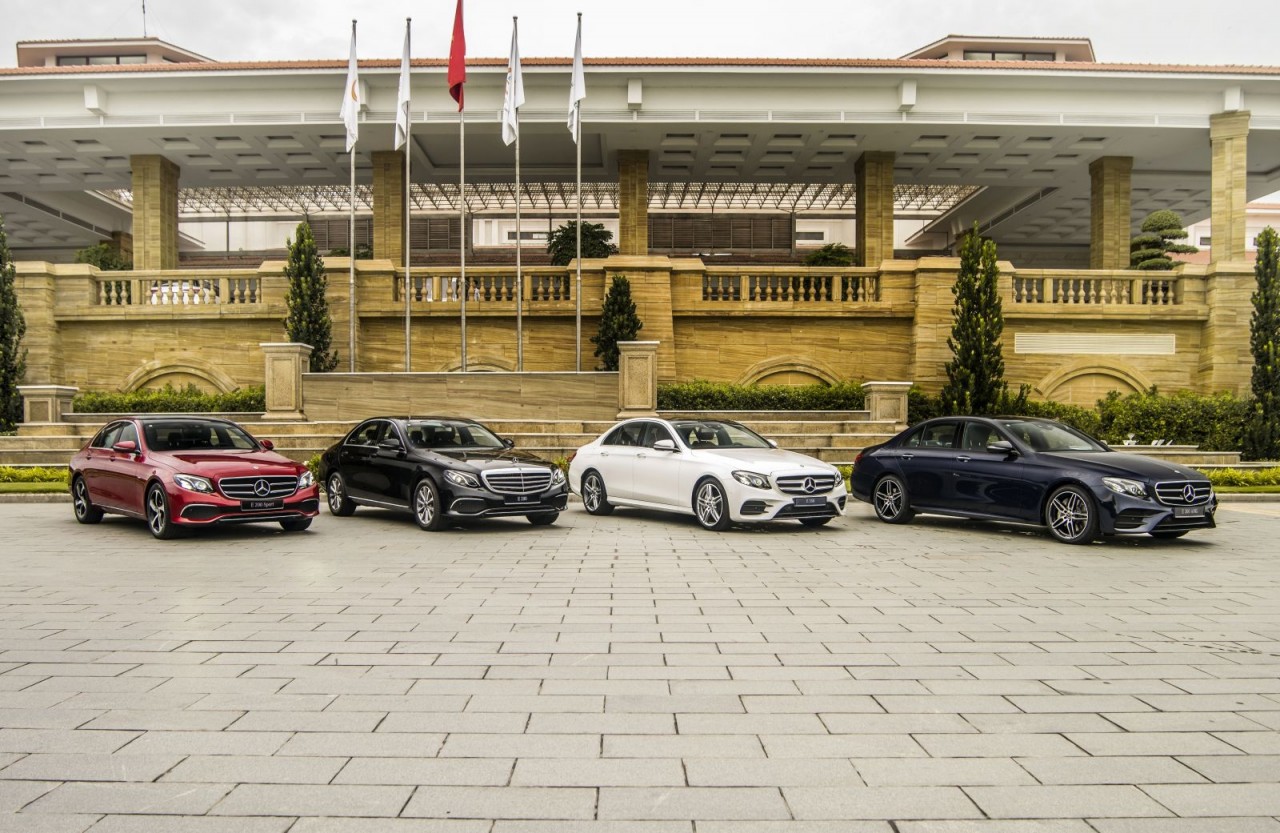mercedes benz gioi thieu e300 amg moi gia 2833 ty dong