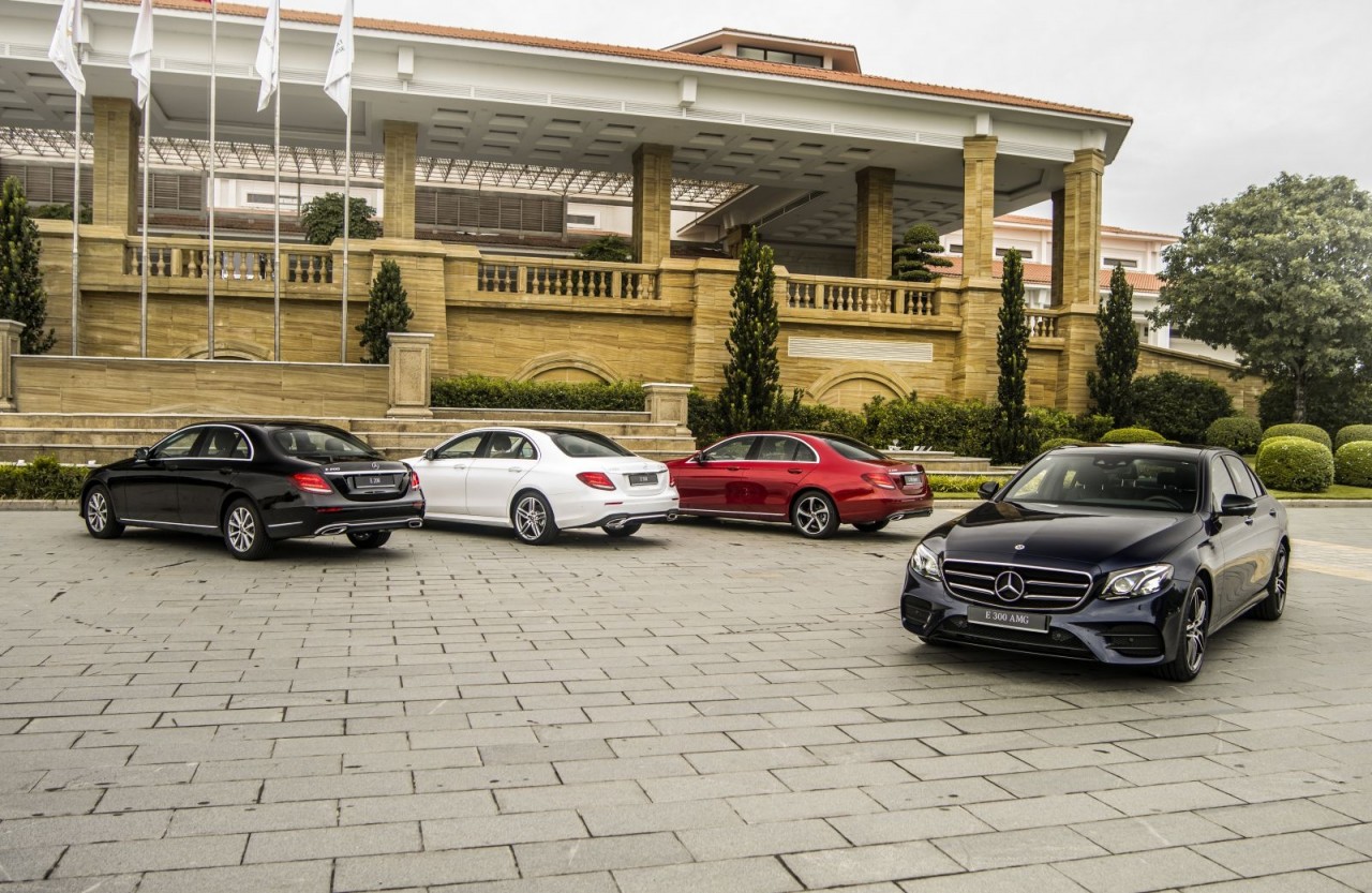 mercedes benz gioi thieu e300 amg moi gia 2833 ty dong