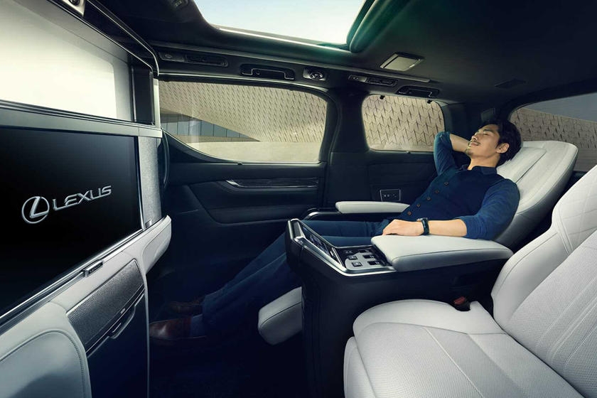 Lexus LM350 phiên bản bốn chỗ có giá 6,5 tỷ đồng tại Malaysia