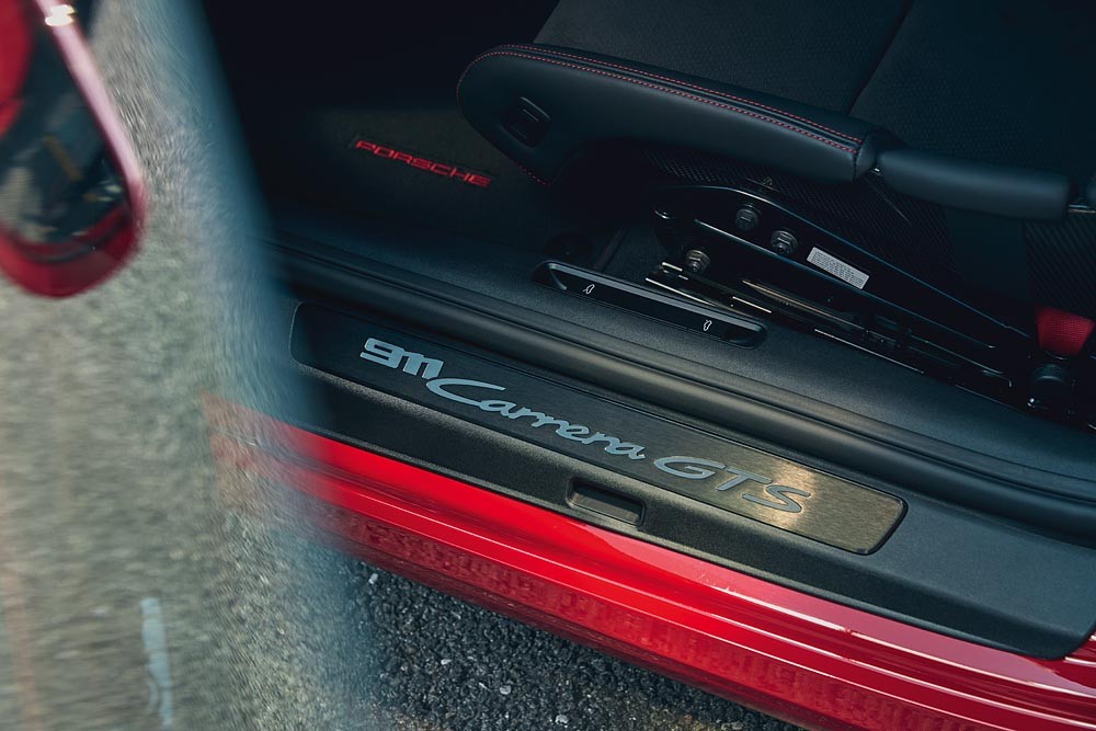 Porsche 911 GTS được bán tại Việt Nam với giá 8,8 tỷ đồng