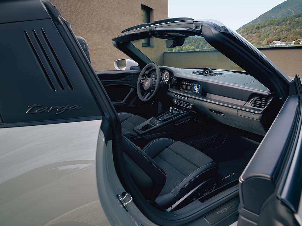 Porsche 911 GTS được bán tại Việt Nam với giá 8,8 tỷ đồng