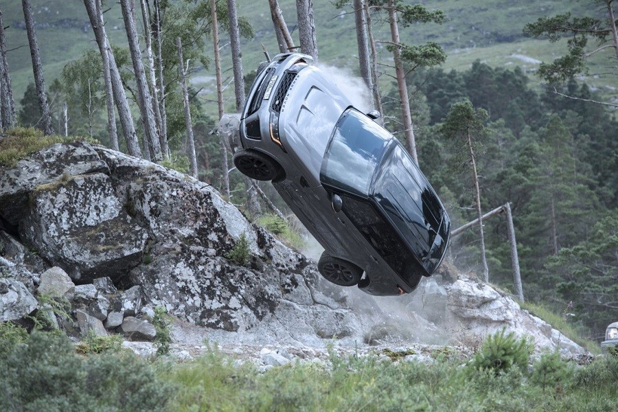 Range Rover Sport SVR có màn trình diễn táo bạo trong phim “No Time To Die”