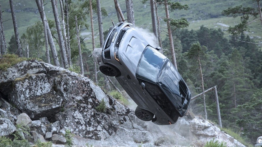 Range Rover Sport SVR có màn trình diễn táo bạo trong phim “No Time To Die”