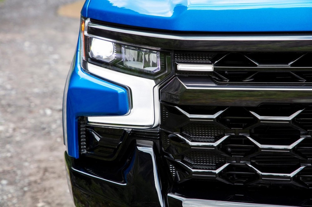 Chevrolet Silverado ZR2 2022 ra mắt, đối thủ của Ford F-150 Raptor