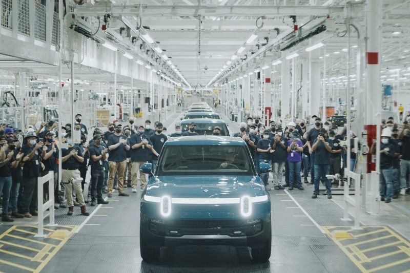 Bán tải điện Rivian R1T lăn bánh khỏi dây chuyền sản xuất