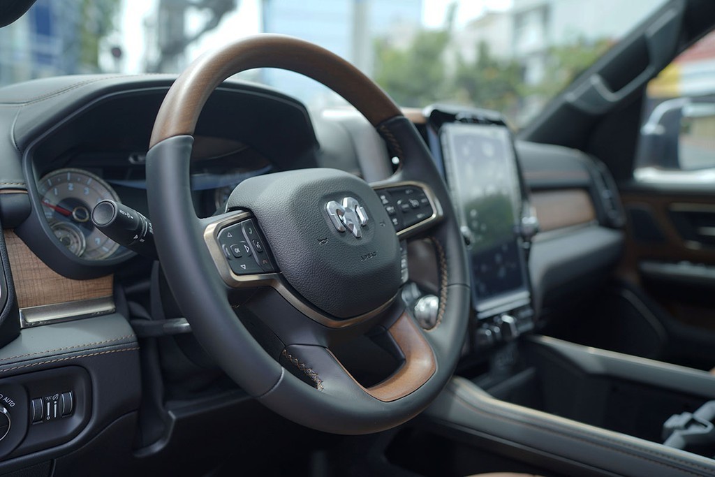 RAM 1500 nhập khẩu chính hãng có giá từ 5,388 tỉ đồng tại Việt Nam