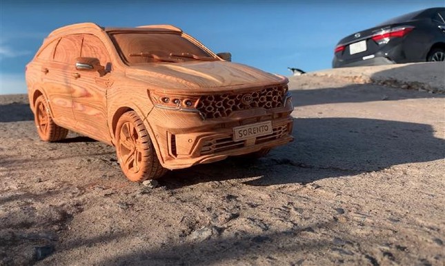 Độc đáo mô hình Kia Sorento được làm bằng gỗ