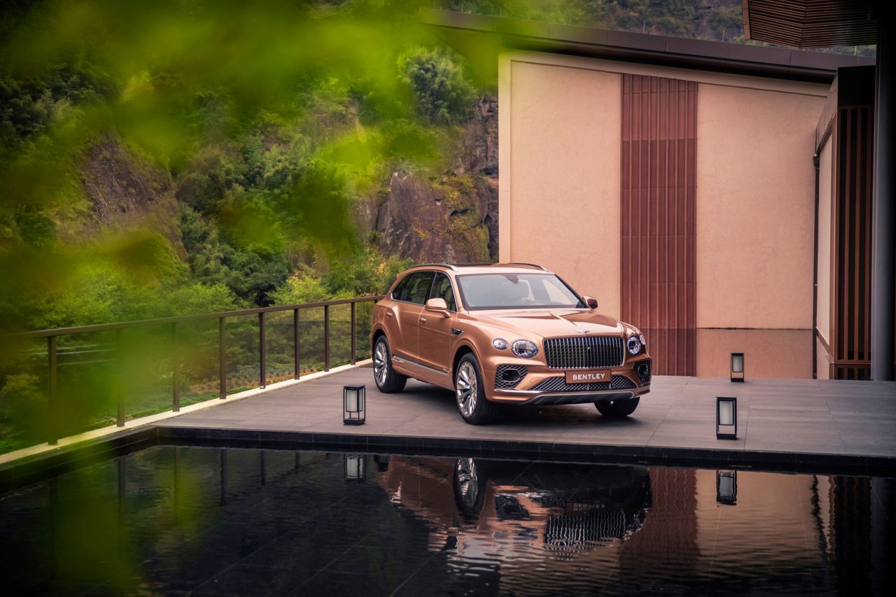 Bentley Bentayga EWB 2023 nhận đặt hàng chính hãng với giá từ 18,526 tỷ đồng