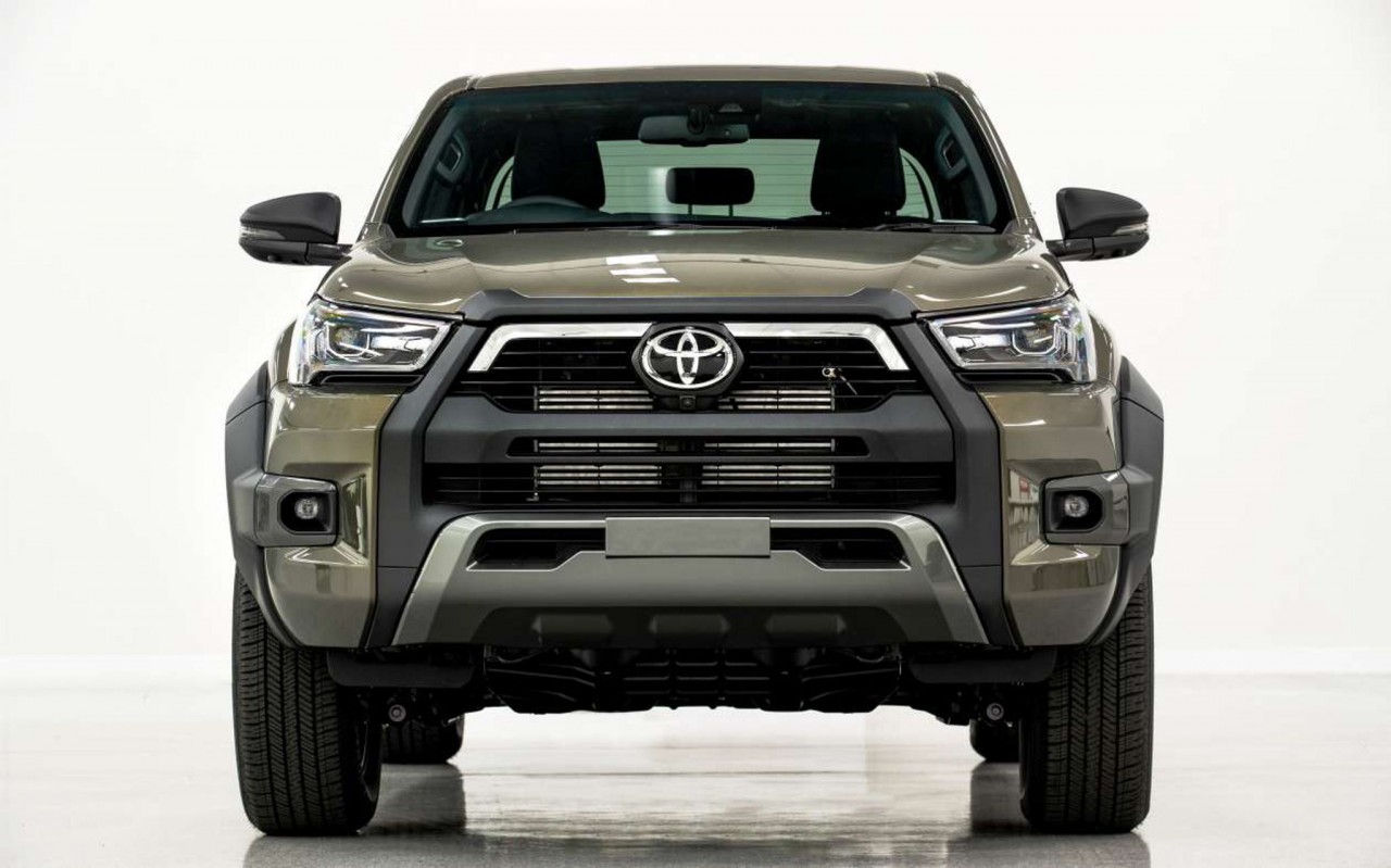 Toyota Hilux 2023 chính thức ra mắt