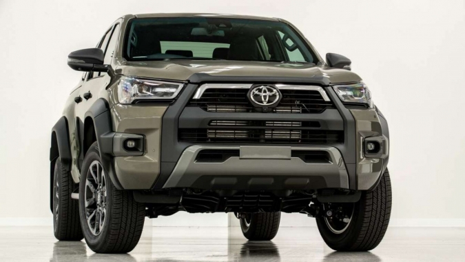 Toyota Hilux 2023 sắp được bán tại Việt Nam với giá từ 740 triệu đồng