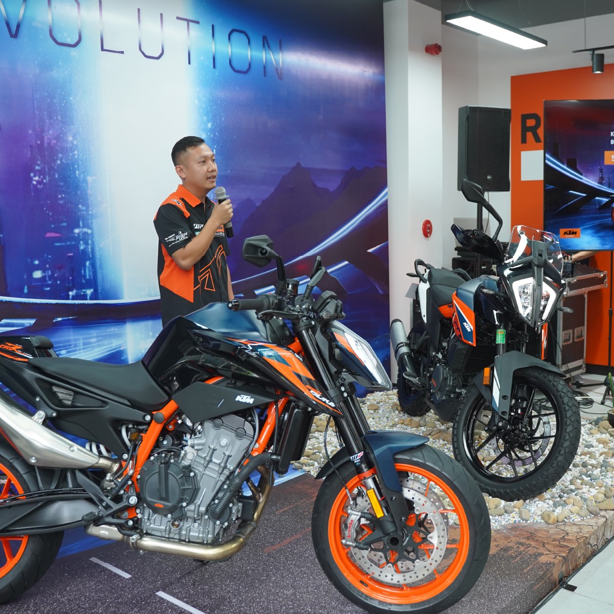 KTM giới thiệu bộ đôi 890 Duke R 2022 và KTM 390 Adventure 2022 tại Việt Nam