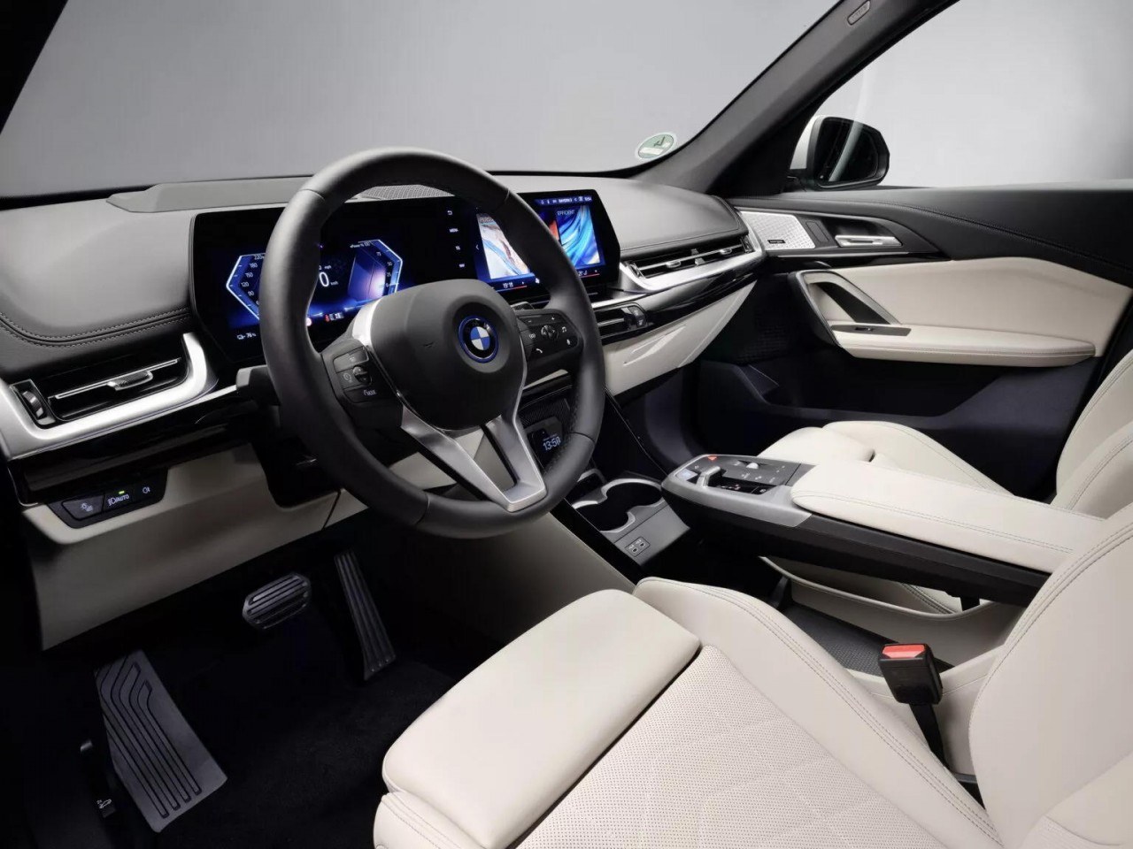 iX1 eDrive20 - mẫu xe điện 'em út' trong gia đình BMW