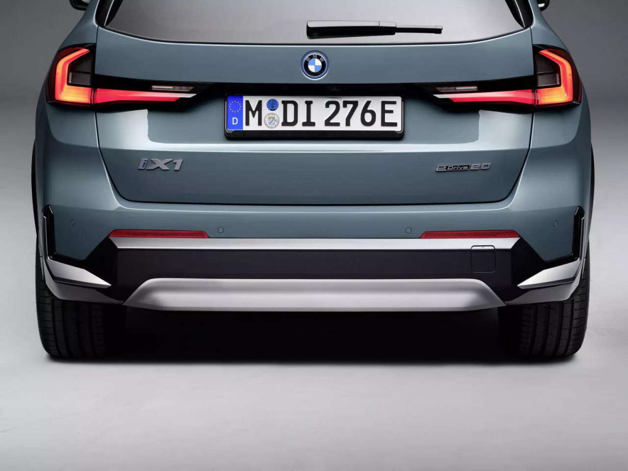 iX1 eDrive20 - mẫu xe điện 'em út' trong gia đình BMW