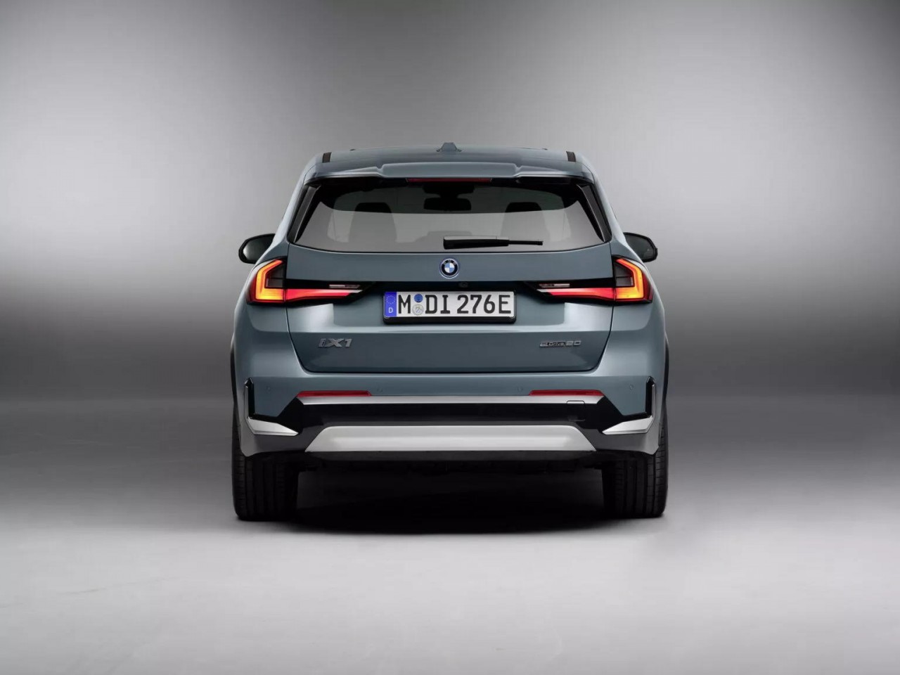 iX1 eDrive20 - mẫu xe điện 'em út' trong gia đình BMW