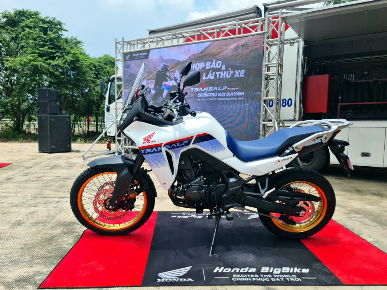 Chi tiết Honda Transalp 750 giá 309 triệu đồng vừa được ra mắt