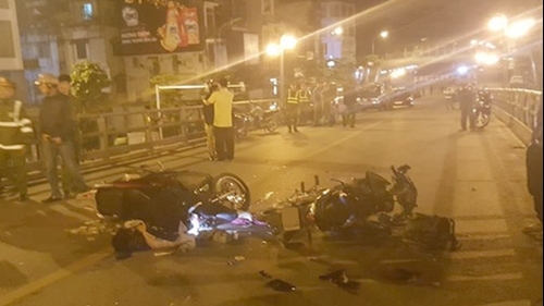 Hai xe máy đấu đầu trên cầu vượt ở Hà Nội, một người chết