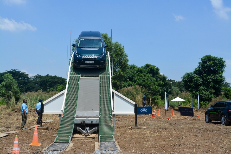 trai nghiem off road cung land rover tai trien lam o to viet nam