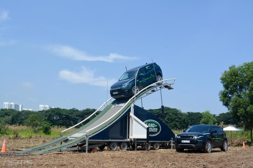 trai nghiem off road cung land rover tai trien lam o to viet nam
