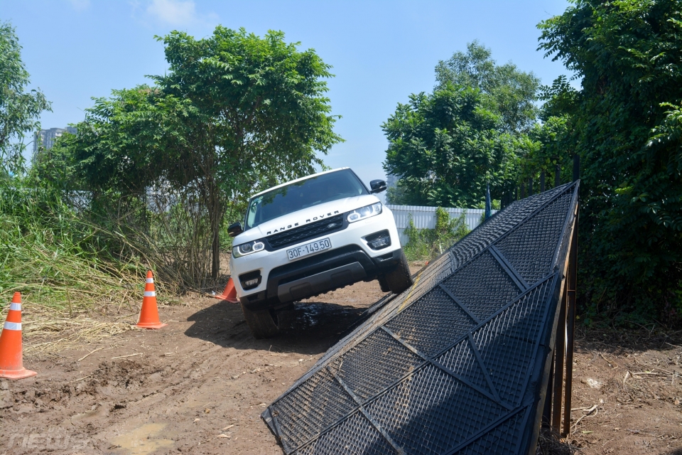 trai nghiem off road cung land rover tai trien lam o to viet nam