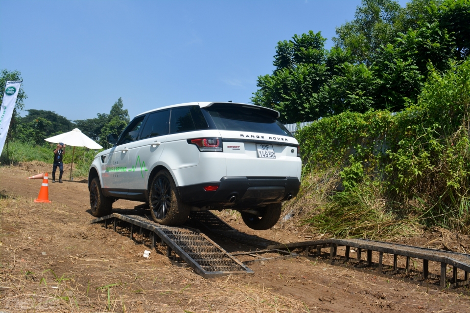 trai nghiem off road cung land rover tai trien lam o to viet nam