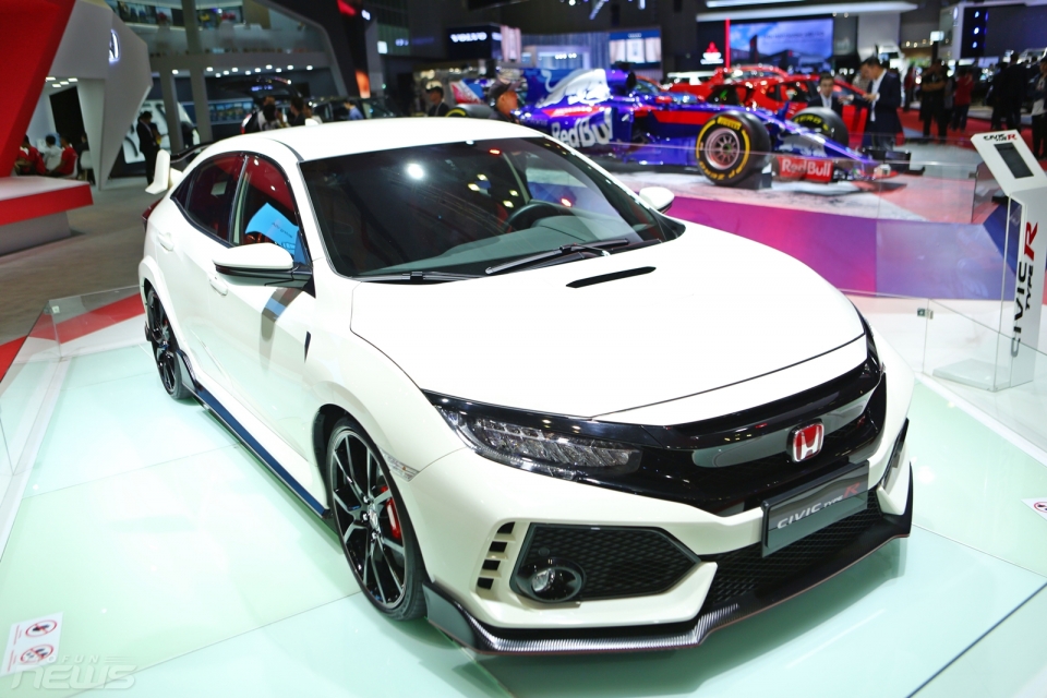 honda civic type r chiec xe dan dong cau truoc manh nhat trong lich su