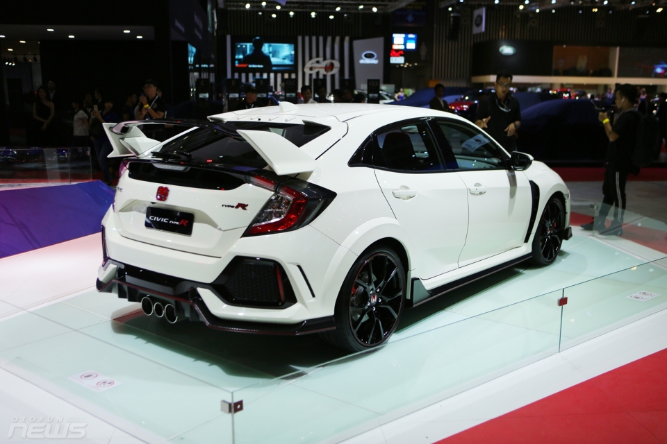 honda civic type r chiec xe dan dong cau truoc manh nhat trong lich su