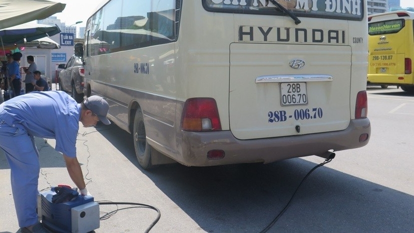 Ô tô còn hạn đăng kiểm bị phát hiện “trượt” khí thải, xử lý thế nào?