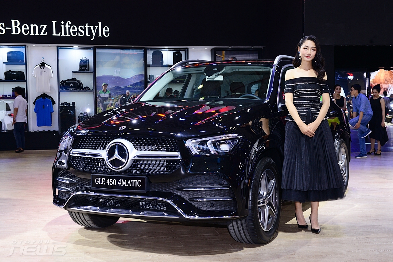 mercedes benz mang 19 xe den trien lam