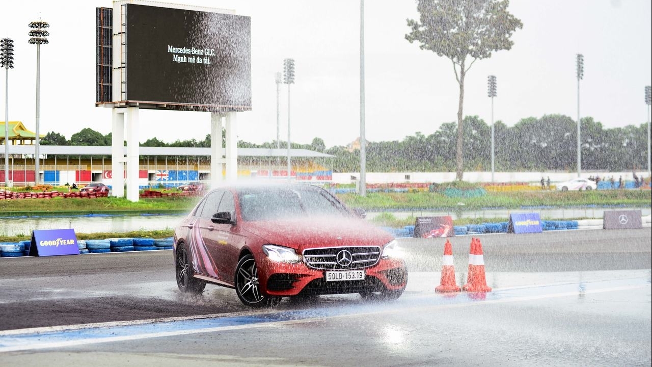 Hào hứng với "Học viện Lái xe an toàn" lần thứ 17 của Mercedes-Benz Việt Nam
