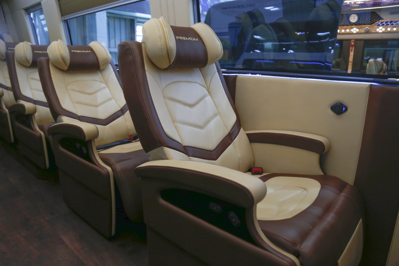 thaco trinh lang xe minibus iveco daily hoan toan moi