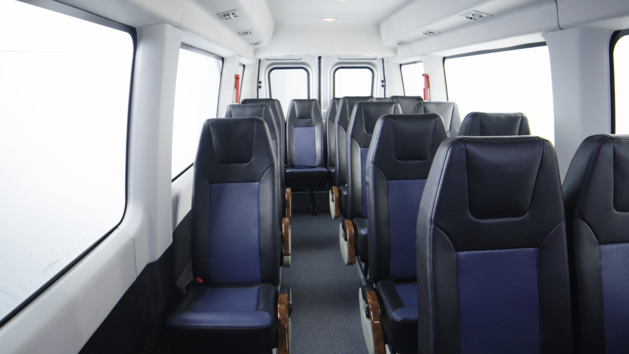 thaco trinh lang xe minibus iveco daily hoan toan moi