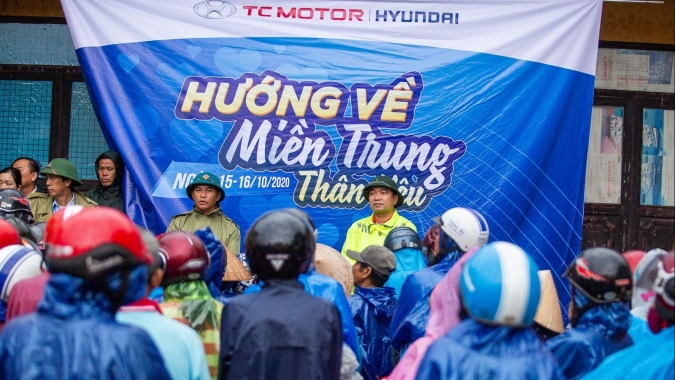 TC MOTOR trao hơn 4.000 phần quà cho đồng bào lũ lụt miền Trung
