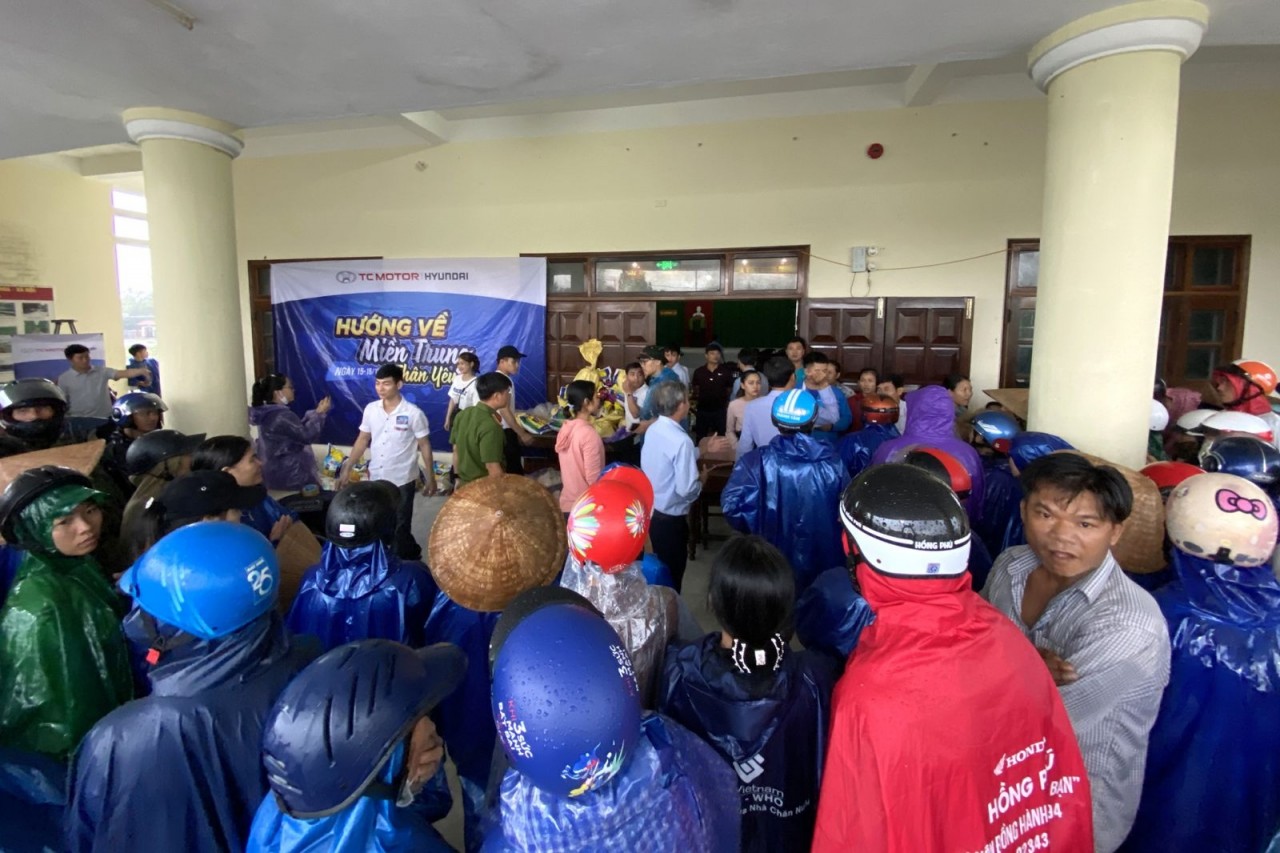 TC MOTOR trao hơn 4.000 phần quà cho đồng bào lũ lụt miền Trung tc motor trao hon 4000 phan qua cho dong bao lu lut mien trung