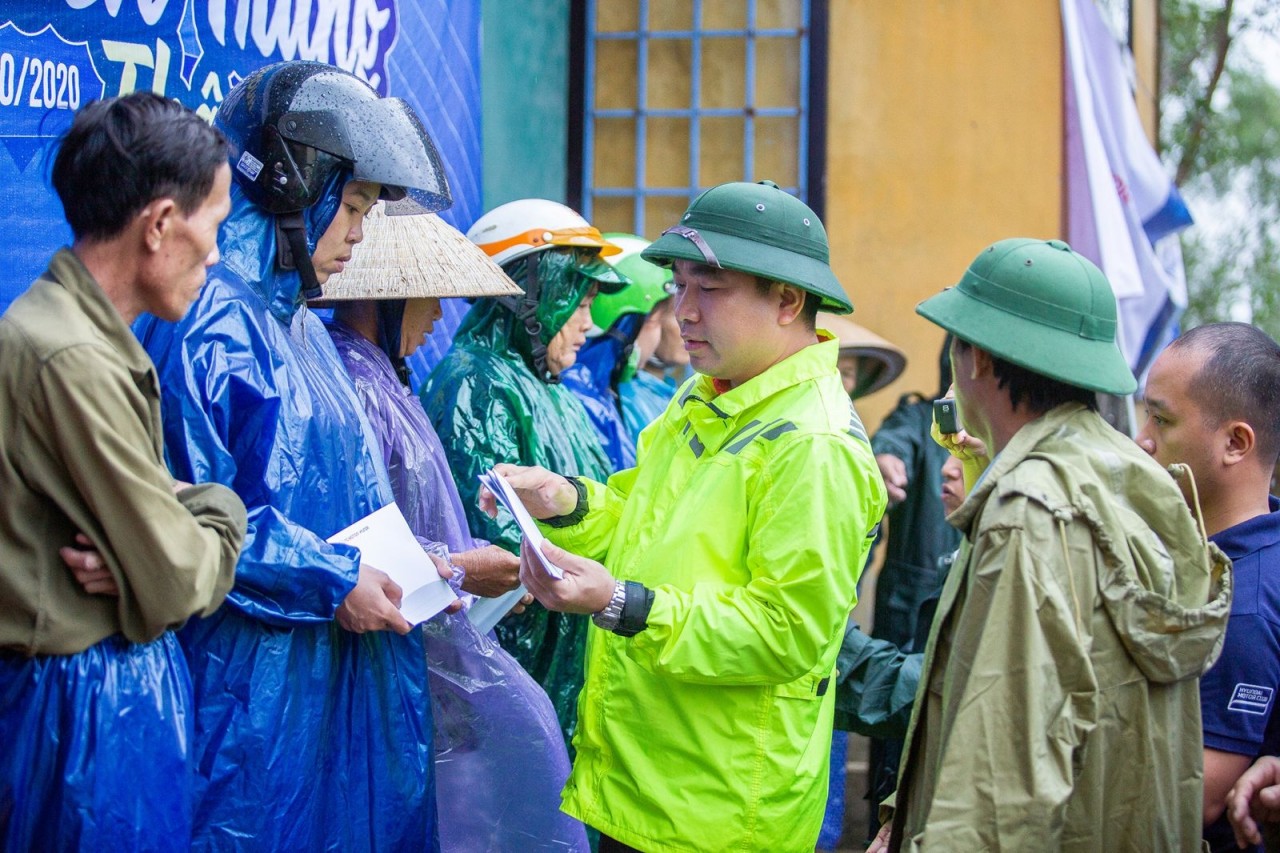 TC MOTOR trao hơn 4.000 phần quà cho đồng bào lũ lụt miền Trung tc motor trao hon 4000 phan qua cho dong bao lu lut mien trung