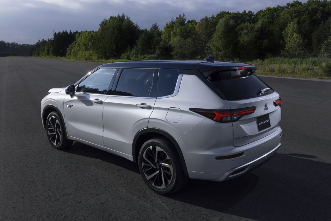 Mitsubishi Outlander PHEV lộ hình ảnh, chính thức ra mắt ngày 28/10