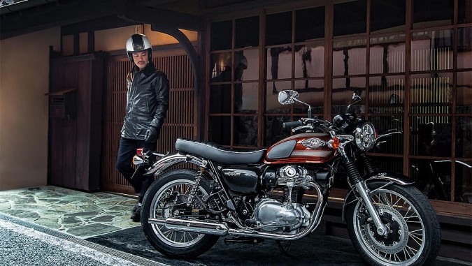 Kawasaki giới thiệu mô tô  W800 2022 với kiểu dáng cổ điển