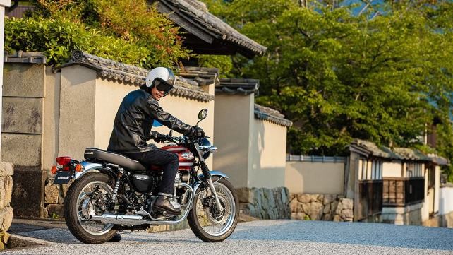 Kawasaki giới thiệu mô tô  W800 2022 với kiểu dáng cổ điển