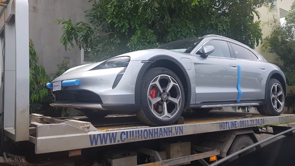 Porsche Taycan Cross Turismo có mặt tại Việt Nam