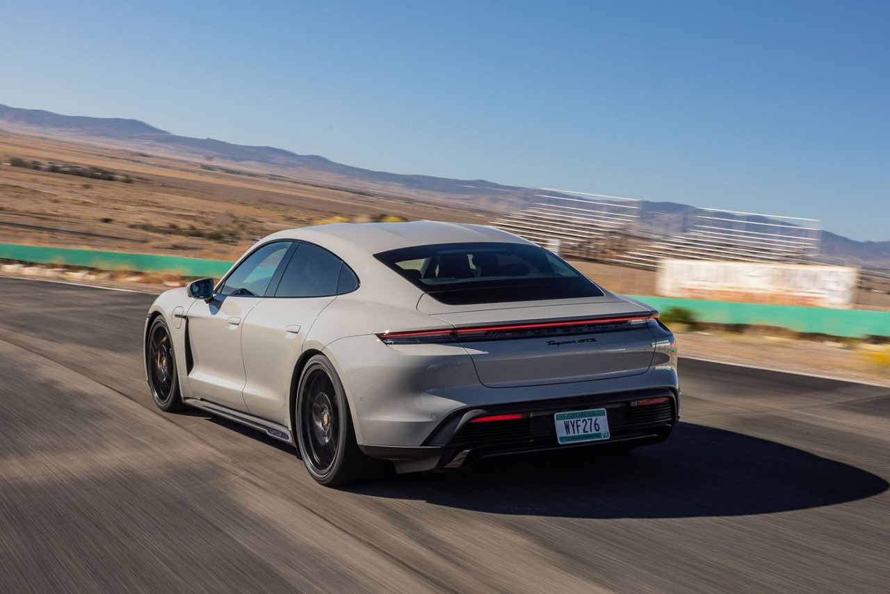 Porsche Taycan 2023 tăng 14 % khả năng vận hành