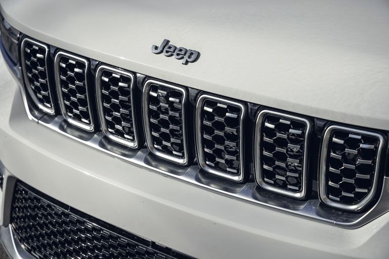 Jeep Grand Cherokee sẽ ra mắt tại triển lãm ô tô Việt Nam 2022
