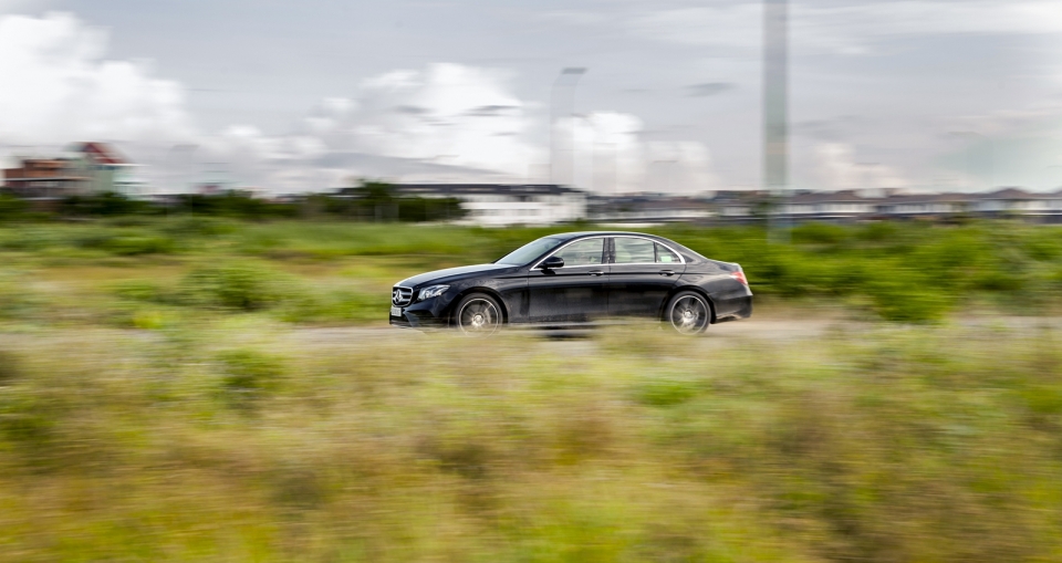 trai nghiem nhanh mercedes benz e300 amg voi dong co tang ap 20l