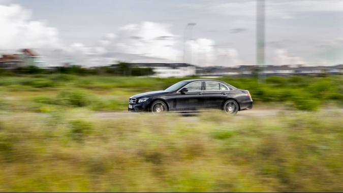 Trải nghiệm nhanh Mercedes-Benz E300 AMG với động cơ tăng áp 2.0L