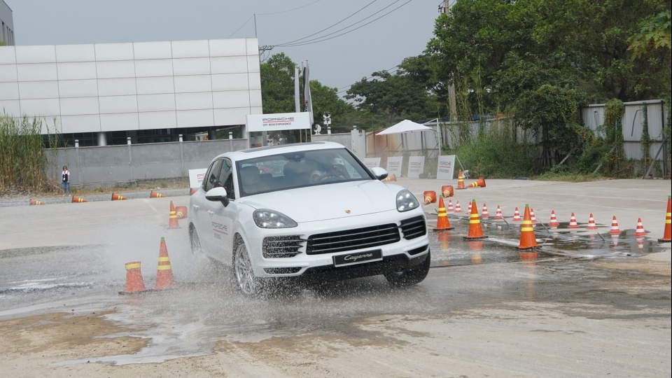 Cầm lái Porsche Cayenne trải nghiệm off-road tại Sài Gòn
