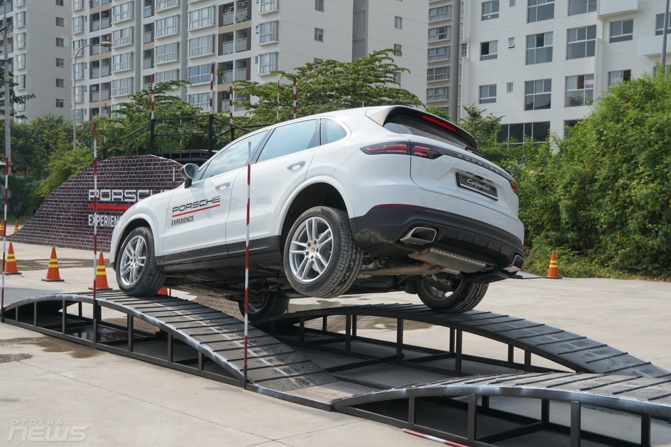 cam lai porsche cayenne trai nghiem off road tai sai gon