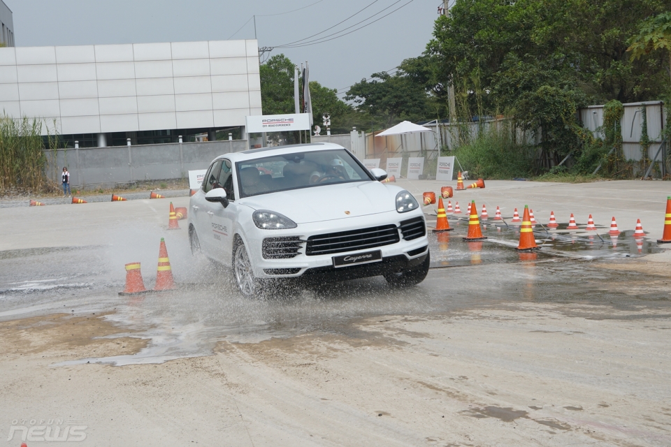 cam lai porsche cayenne trai nghiem off road tai sai gon