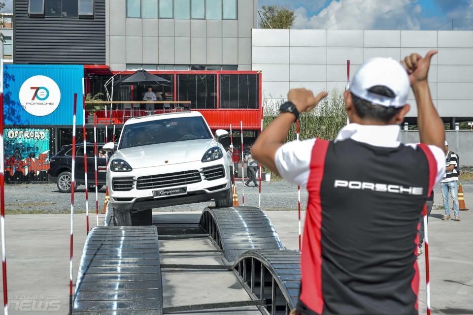 cam lai porsche cayenne trai nghiem off road tai sai gon